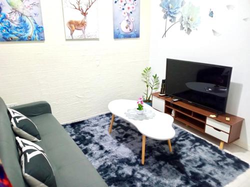 Μια τηλεόραση ή/και κέντρο ψυχαγωγίας στο Private & Cosy unit A - 2BR Apt Fast Wi-Fi, Netfli