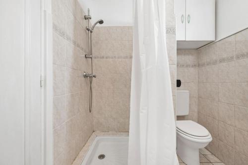 Un baño con ducha, inodoro y lavabo. en LE GLORIA - Hyper Centre - Proche Mer - Wifi, en Menton
