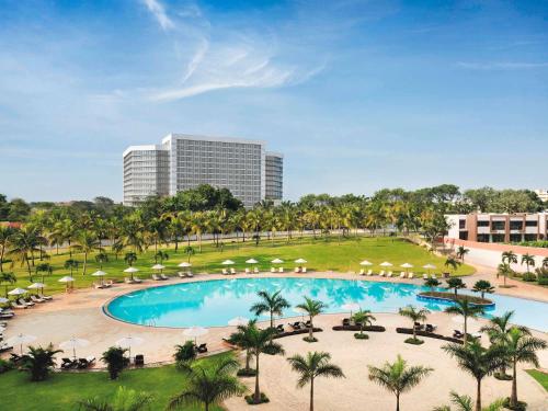 Mövenpick Ambassador Hotel Accraの敷地内または近くにあるプール