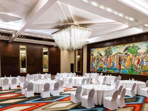 Mövenpick Ambassador Hotel Accraにあるレストランまたは飲食店
