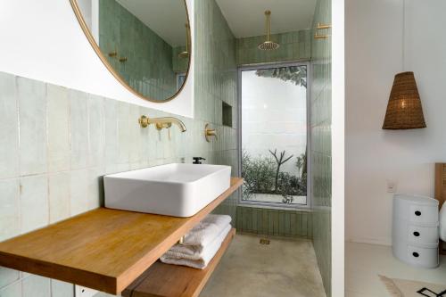 Ένα μπάνιο στο SongBird in Simon's Town with Outdoor Bath & Sea View