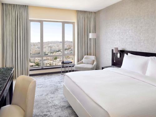 Postel nebo postele na pokoji v ubytování Mövenpick Hotel Amman