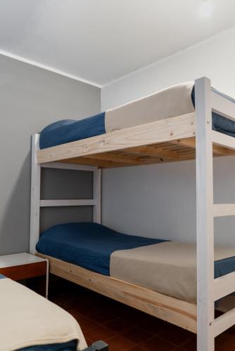 a bunk bed room with two bunk beds at Departamento Li-En in Chilecito