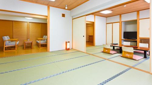 Una televisión o centro de entretenimiento en LiVEMAX Resort Echigo Yuzawa