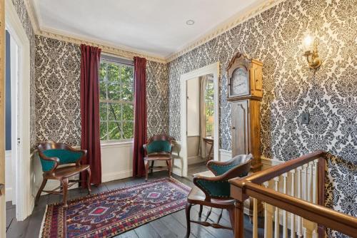 ein reich verzierter Raum mit Treppe und Standuhr in der Unterkunft Historic Home in Amazing Location in Portland
