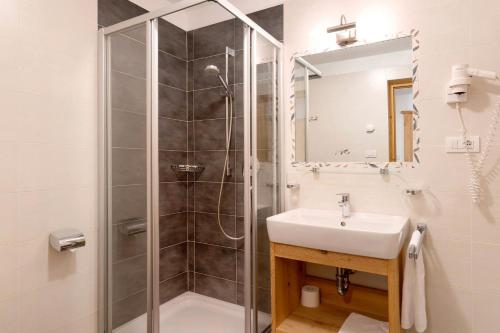 a bathroom with a shower and a sink at Kaltenhauser Hof in Masserie