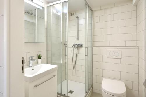 un bagno con doccia, WC e lavandino di Gare Cornavin a Ginevra