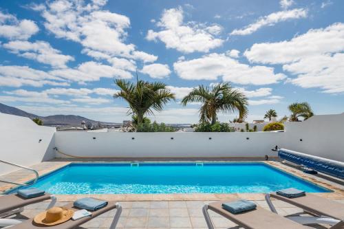 a swimming pool on the roof of a house at Villa Nitho in Playa Blanca
