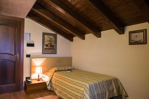Postel nebo postele na pokoji v ubytování Hotel Villa Monica