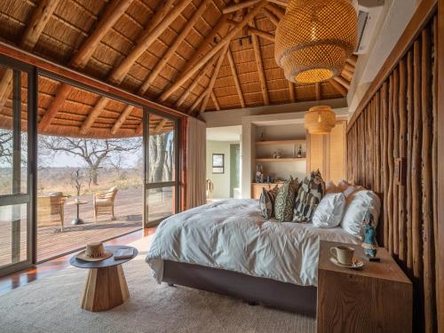 Giường trong phòng chung tại Tintswalo Scops Rest