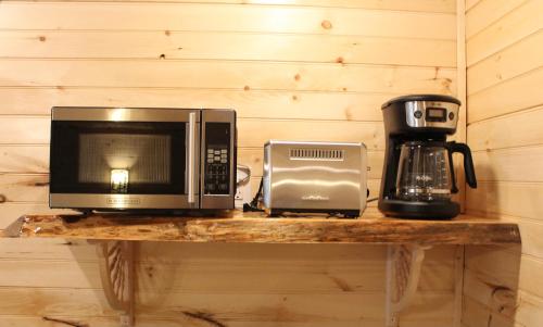 Una cocina o zona de cocina en The Sundowner on Lake George