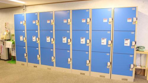 a row of blue lockers in a room at LiVEMAX Resort Echigo Yuzawa in Yuzawa