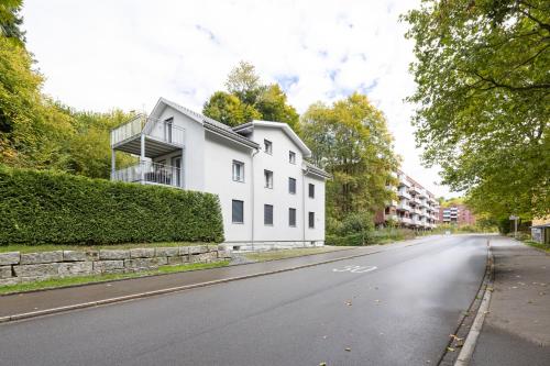 Modernes 2,5 Zimmer Apartment mit Top Ausstattung, GRATIS Parkplatz und Balkon, Nähe See