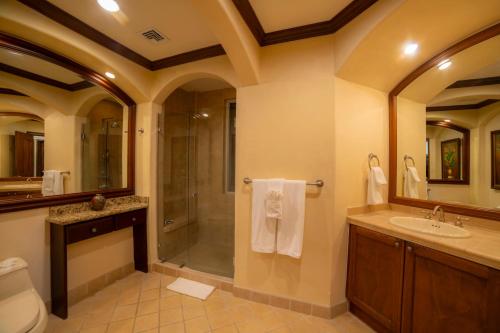 Ένα μπάνιο στο Bay Residence 9F 3 bdr Garden View in Los Suenos
