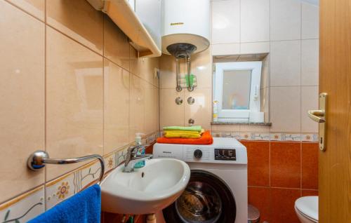 Ένα μπάνιο στο Apartman Mario by Villas Guide
