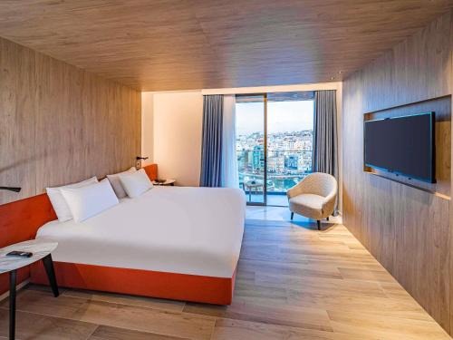 Кровать или кровати в номере Mercure St. Julian's Malta