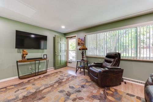 TV a/nebo společenská místnost v ubytování Pet-Friendly Gem with Private Yard in Westminster!
