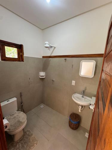 une salle de bains avec toilettes et lavabo dans l'établissement Suítes BG - Rua principal de Barra Grande, à Barra Grande