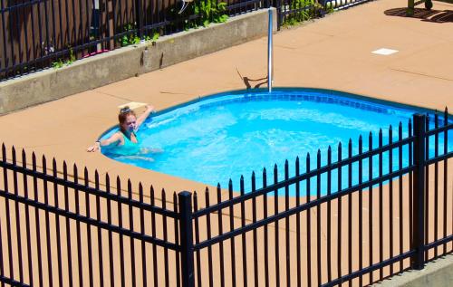 Piscina en o cerca de The Sundowner on Lake George