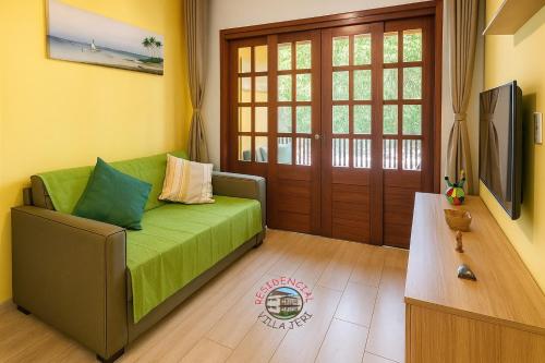 Μια τηλεόραση ή/και κέντρο ψυχαγωγίας στο Residencial Villa Jeri - ground floor apartment 300m from the beach
