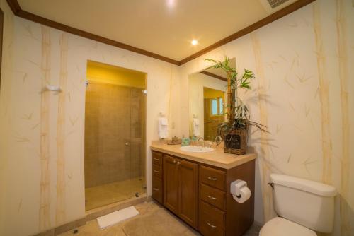 Ένα μπάνιο στο Veranda 4F 2 bdr Garden View in Los Suenos