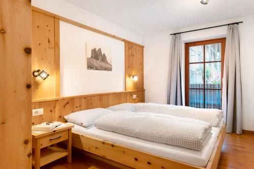 a bedroom with a bed and a desk and a window at Kaltenhauser Hof in Masserie