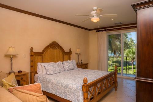 une chambre avec un lit et une fenêtre dans l'établissement Bay Residence 7C 3 bdr Ocean View in Los Suenos, à Herradura