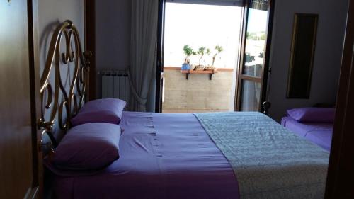 1 dormitorio con cama y ventana grande en B&B Mirella, en Citta' Sant'Angelo