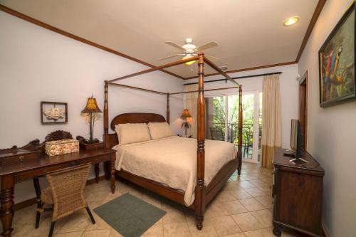 Postel nebo postele na pokoji v ubytování Veranda 2B 3 bdr Golf Course View in Los Suenos