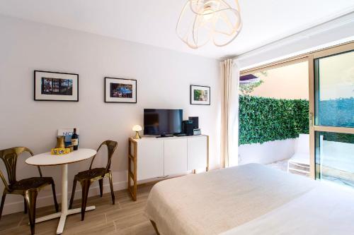 CENTRE PROMENADE Golden Square Terrace 1 min Walk to the Beach AC