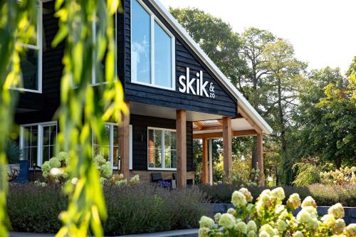 a black house with a sign that says skka at TopParken – Résidence Lichtenvoorde in Lichtenvoorde