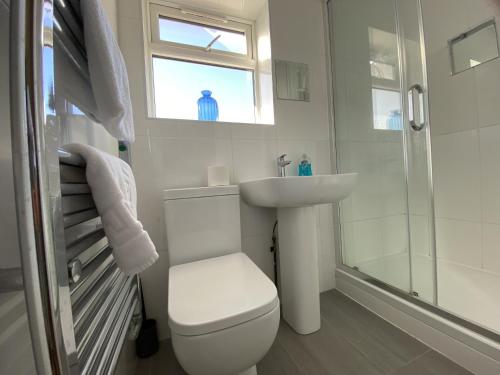 Et badeværelse på Burnham-Slough Spacious Six Bedroom House