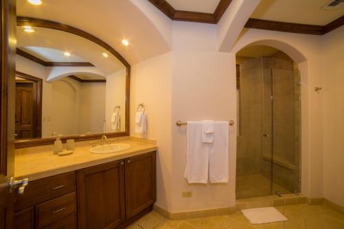 Ένα μπάνιο στο Bay Residence 8C 3 bdr Ocean View in Los Suenos