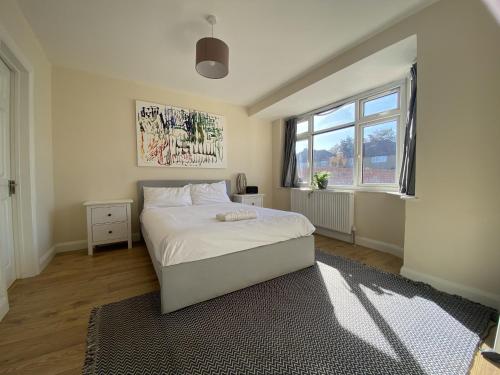 En eller flere senge i et værelse på Burnham-Slough Spacious Six Bedroom House