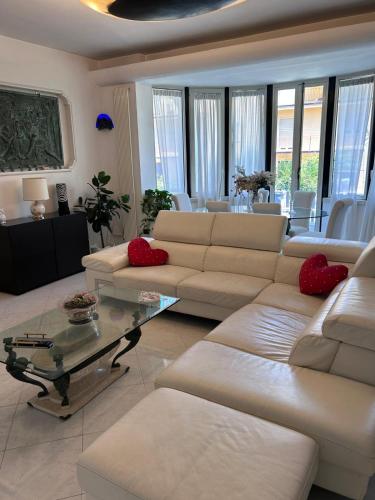 a living room with a couch and a coffee table at Villa Pina b&b in Colleferro