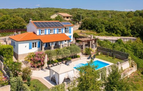 una vista aérea de una casa con piscina en Villa Mia, en Sveti Ivan Dobrinjski
