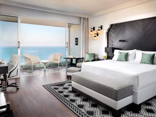 Ein Bett oder Betten in einem Zimmer der Unterkunft Fairmont Fujairah Beach Resort