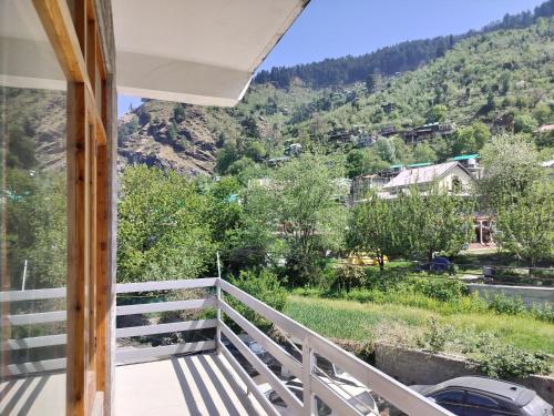una vista desde el balcón de una casa en Hotel Midway Inn, en Jagatsukh