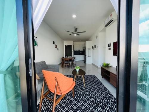 Posezení v ubytování Desaru Utama Residence by Book My Stay