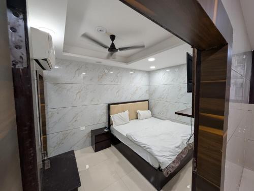 Postel nebo postele na pokoji v ubytování Happy In- Laxmi Nagar