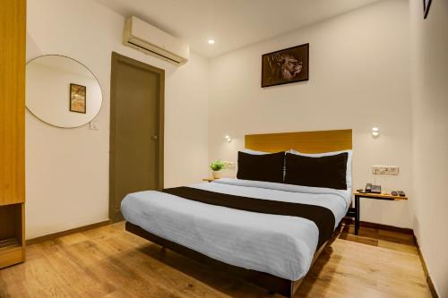 Un pat sau paturi într-o cameră la Super Townhouse Mumfordganj Fountain Crossing Formerly APS Inn