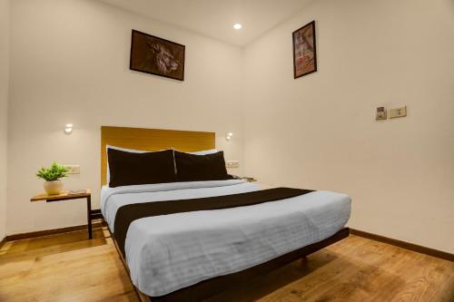 a bedroom with a large bed in a room at Townhouse Mumfordganj in Prayāg