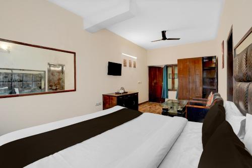 Кровать или кровати в номере Collection O Ashtley Hall Dehradun Formerly Daichi