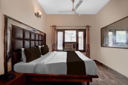 Кровать или кровати в номере Collection O Ashtley Hall Dehradun Formerly Daichi