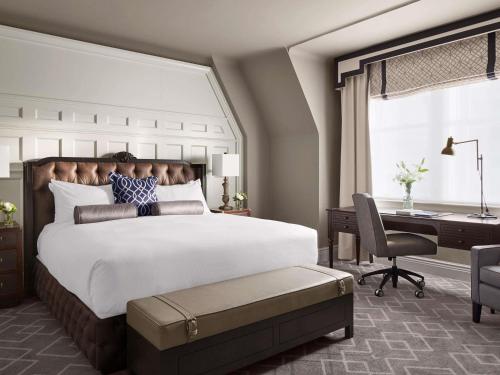 Кровать или кровати в номере Fairmont Hotel Macdonald