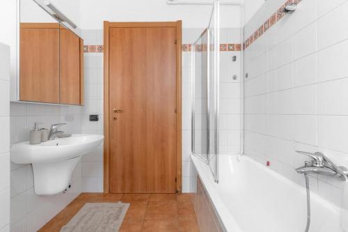 Un baño con lavabo, inodoro y ducha. en New -20 cozy flat fiera milano 5 min free wifi, en Rho