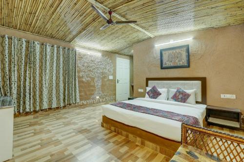 Postel nebo postele na pokoji v ubytování Aravale Farm Pet-friendly 4-BHK Farmhouse With Private Pool, 2-Acre Lush Garden & Aravali Views
