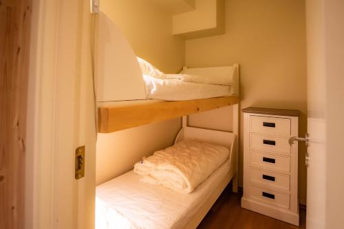 a small room with two bunk beds and a dresser at Høyfjellsgrend 961, 36b in Trysil