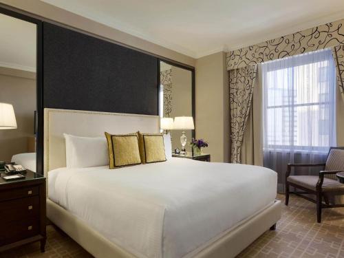 Кровать или кровати в номере Fairmont Royal York Hotel