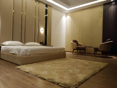 Una cama o camas en una habitación de The Maharaja Crest